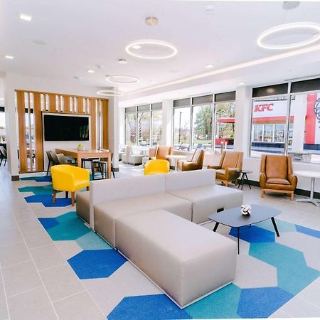 Microtel Inn & Suites By Wyndham Macedon Екстер'єр фото