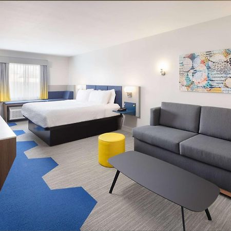 Microtel Inn & Suites By Wyndham Macedon Екстер'єр фото