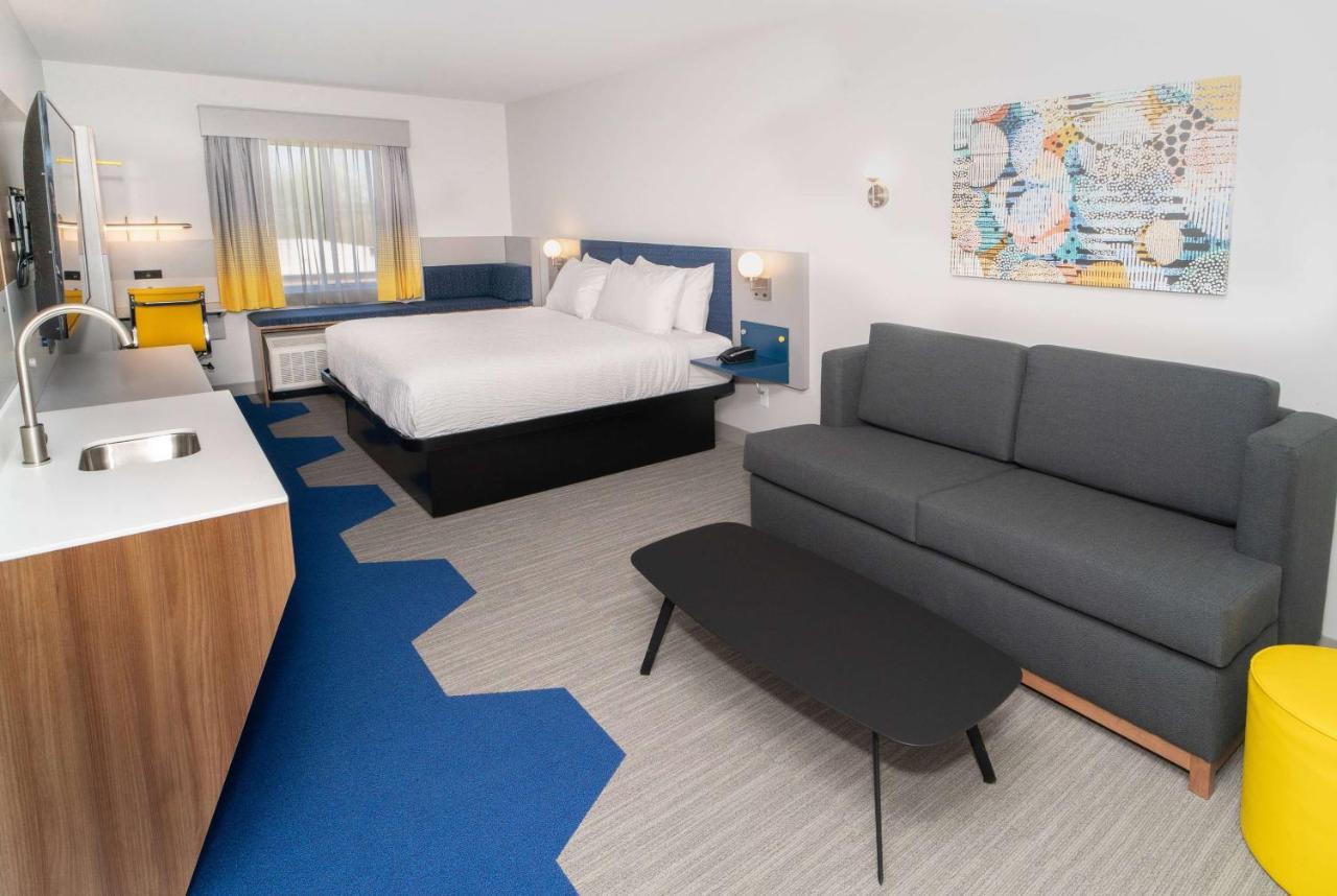 Microtel Inn & Suites By Wyndham Macedon Екстер'єр фото