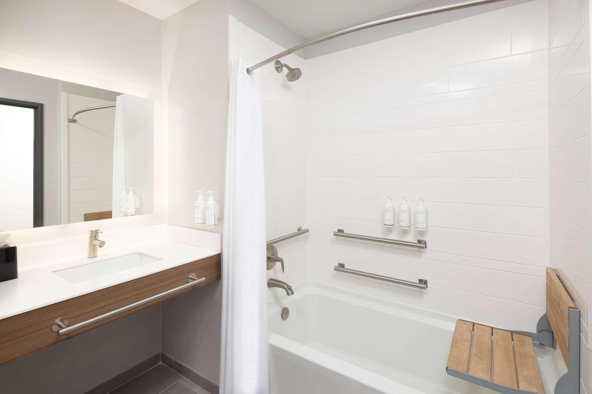 Microtel Inn & Suites By Wyndham Macedon Екстер'єр фото